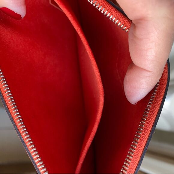 Authentic Louis Vuitton epi clutch bag - Picture 7 of 9